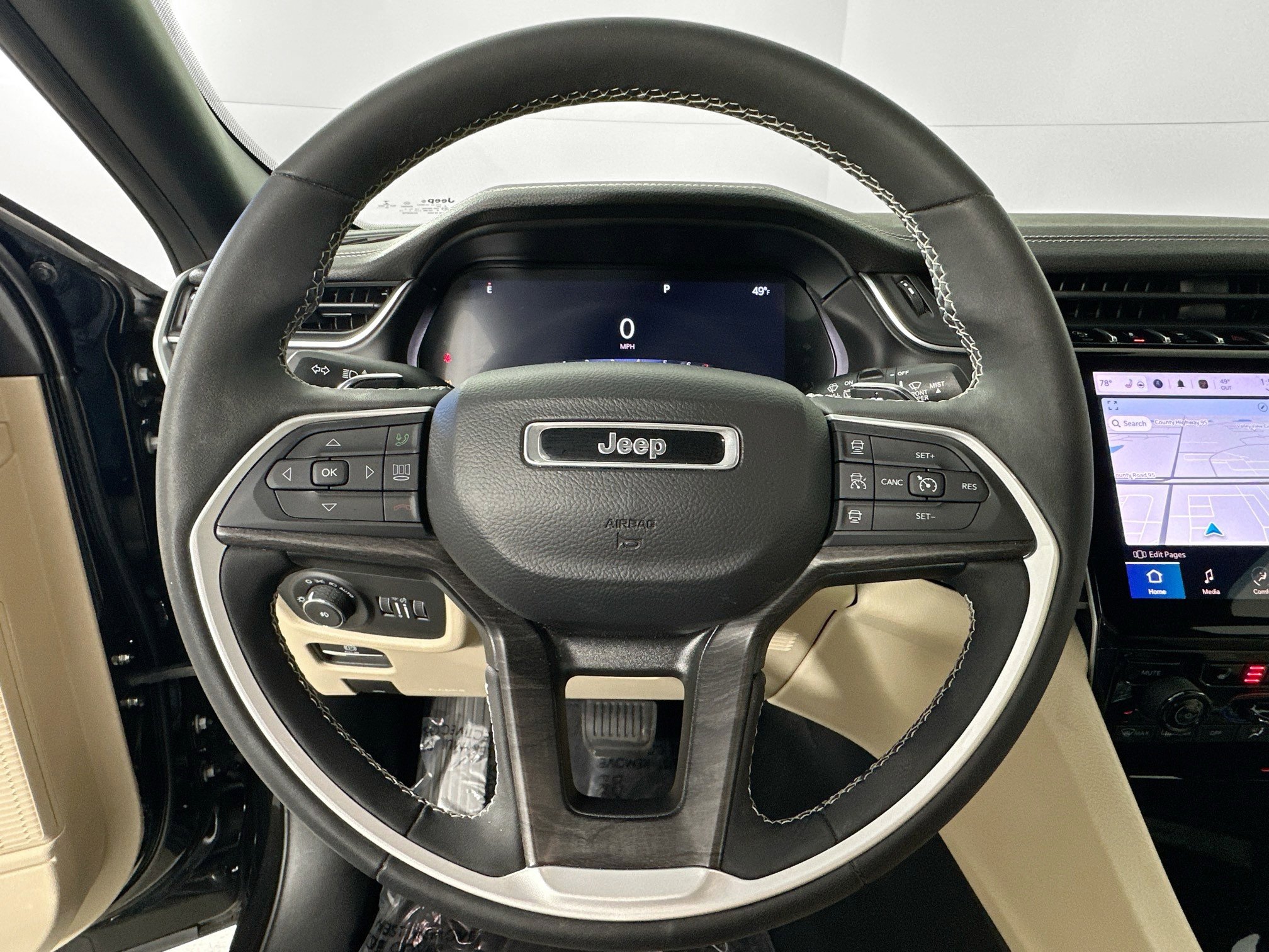 Used 2023 Jeep Grand Cherokee Limited w/ Black Appearance Package image 11