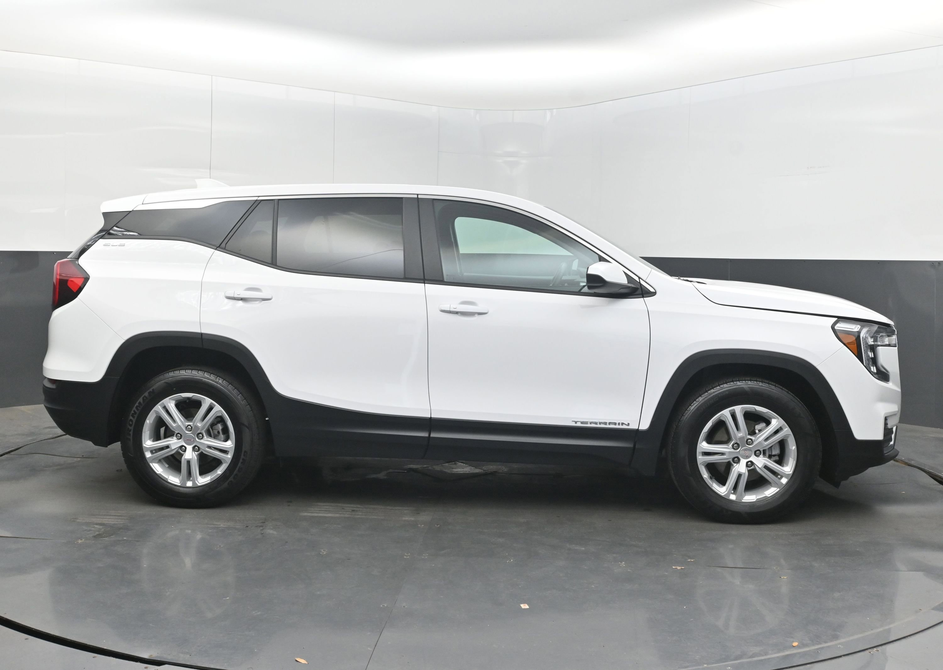 Used 2024 GMC Terrain SLE FWD image 10
