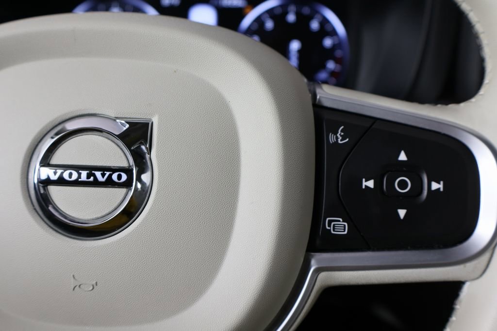 Used 2021 Volvo XC60 T5 Momentum w/ Premium Package image 33