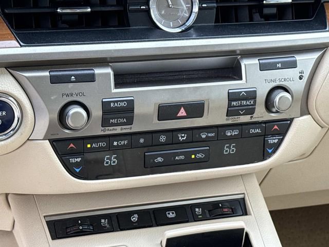 Used 2013 Lexus ES 300h w/ Luxury Pkg image 22