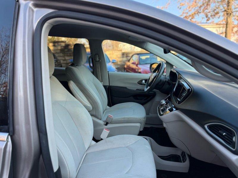 Used 2017 Chrysler Pacifica Touring FWD image 17