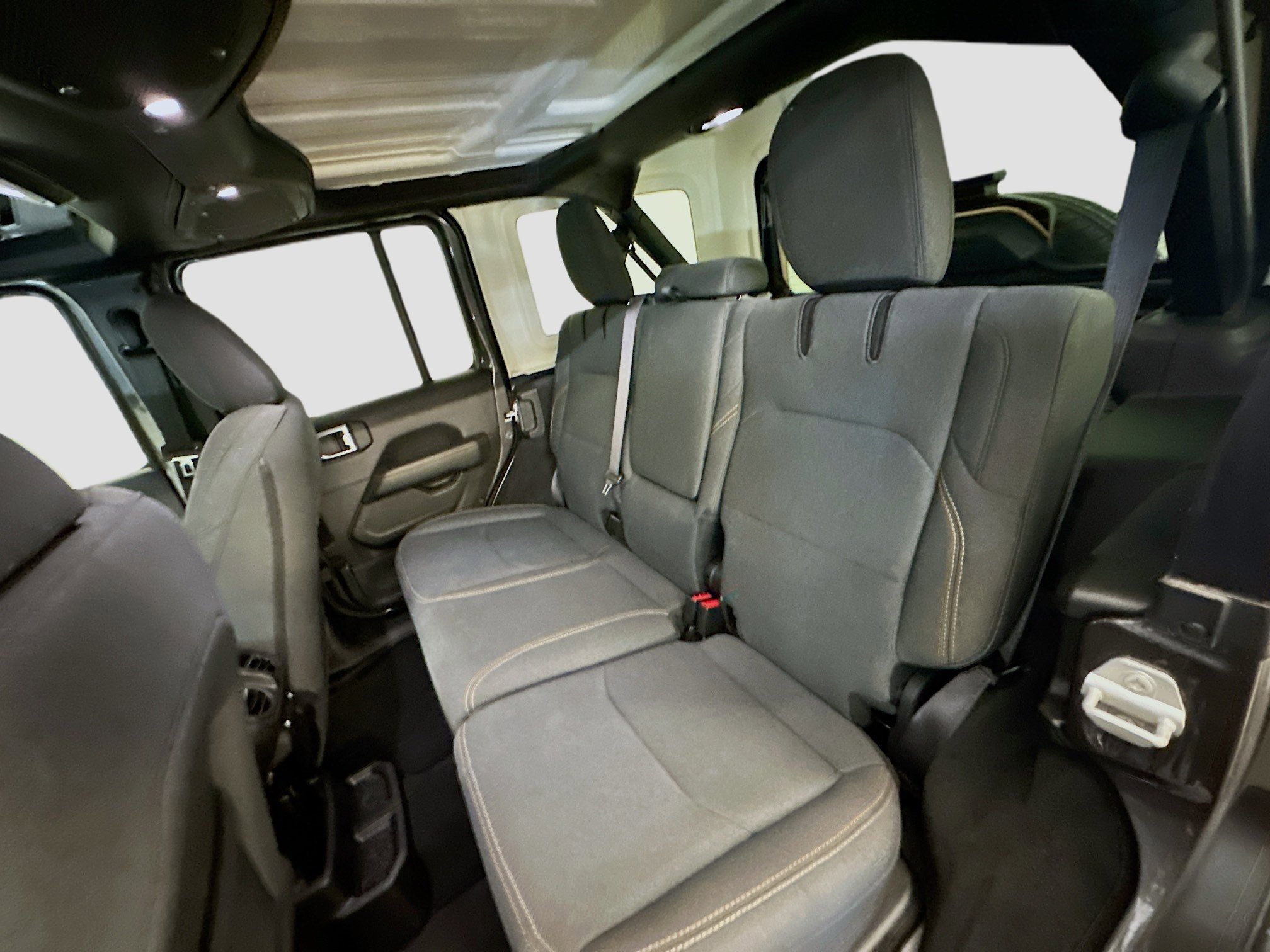 Used 2025 Jeep Wrangler Sahara image 28