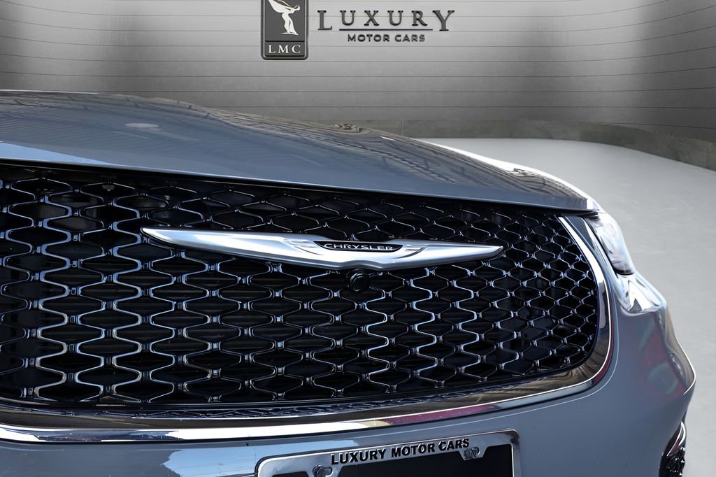 Used 2025 Chrysler Pacifica Select image 15