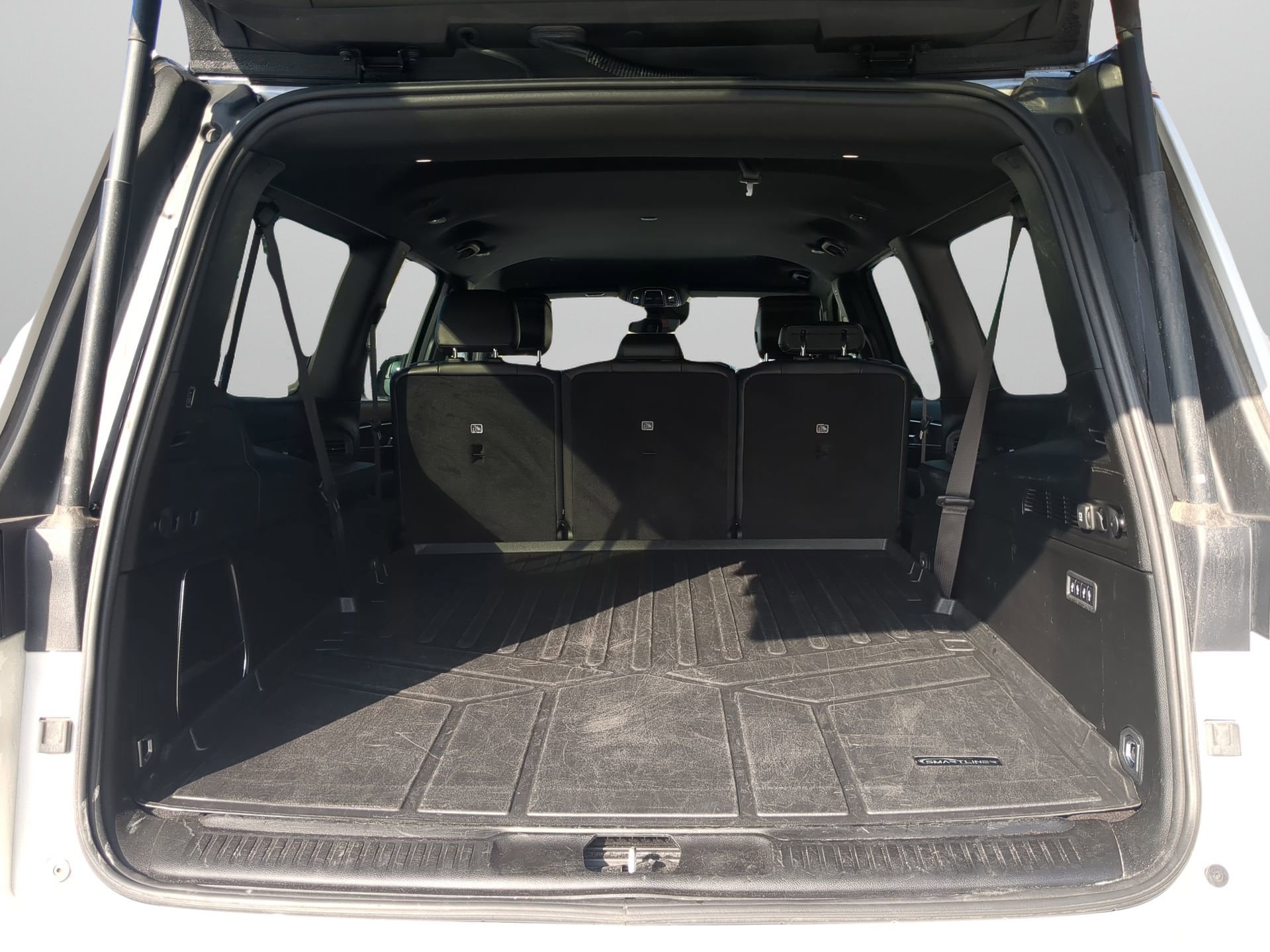 Used 2023 Jeep Wagoneer L Series III w/ Preferred Equipment Group AWD/4WD image 39