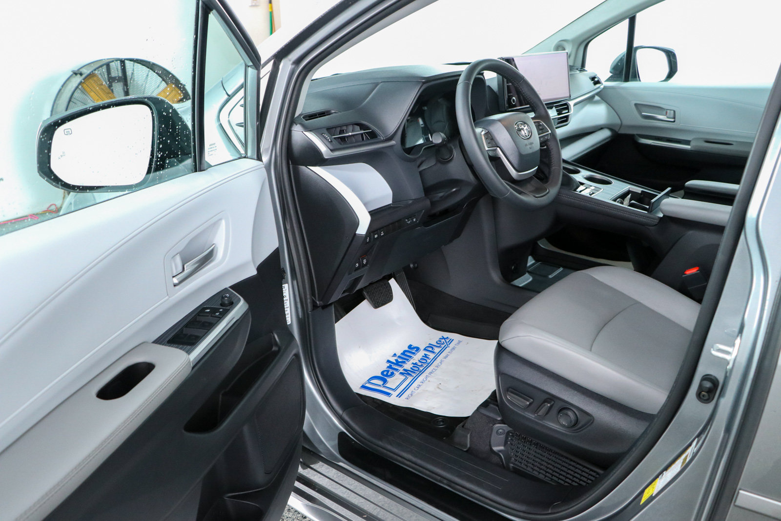 Used 2026 Toyota Sienna XLE AWD/4WD image 3