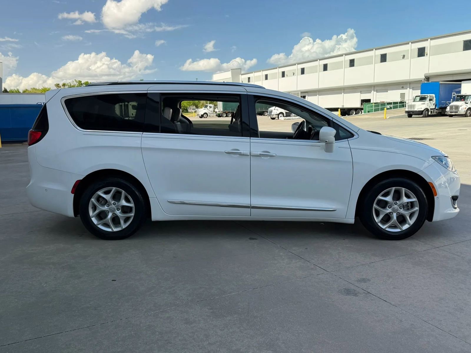 Used 2017 Chrysler Pacifica Touring-L Plus image 6