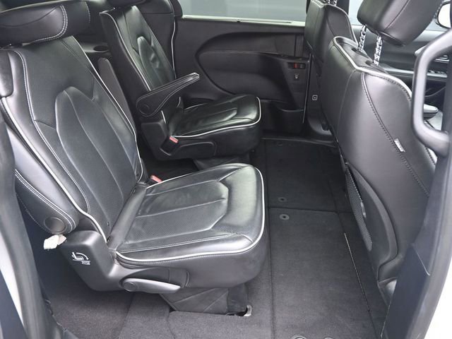 Used 2025 Chrysler Pacifica Limited image 30