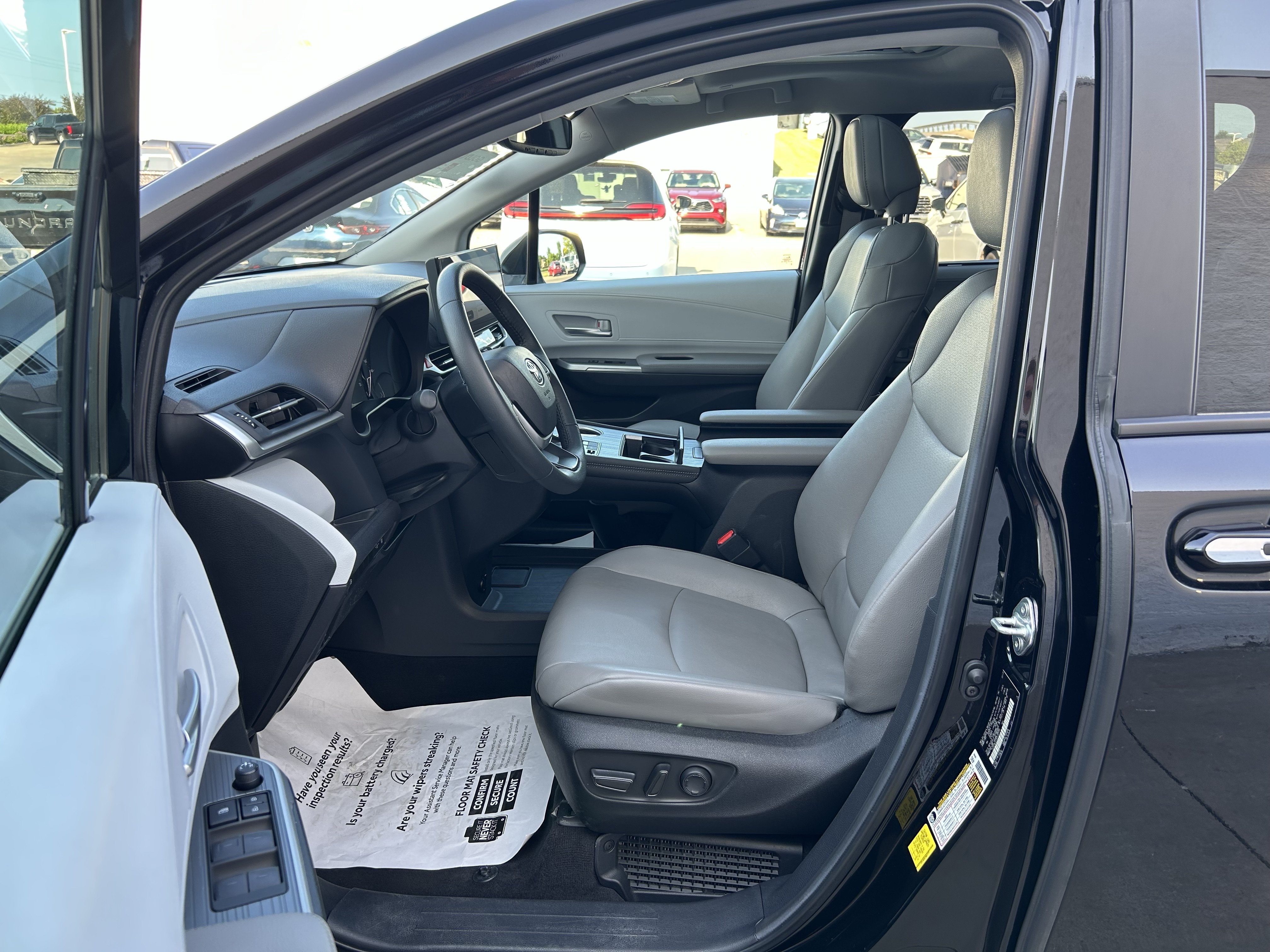 Certified 2025 Toyota Sienna XLE FWD image 14