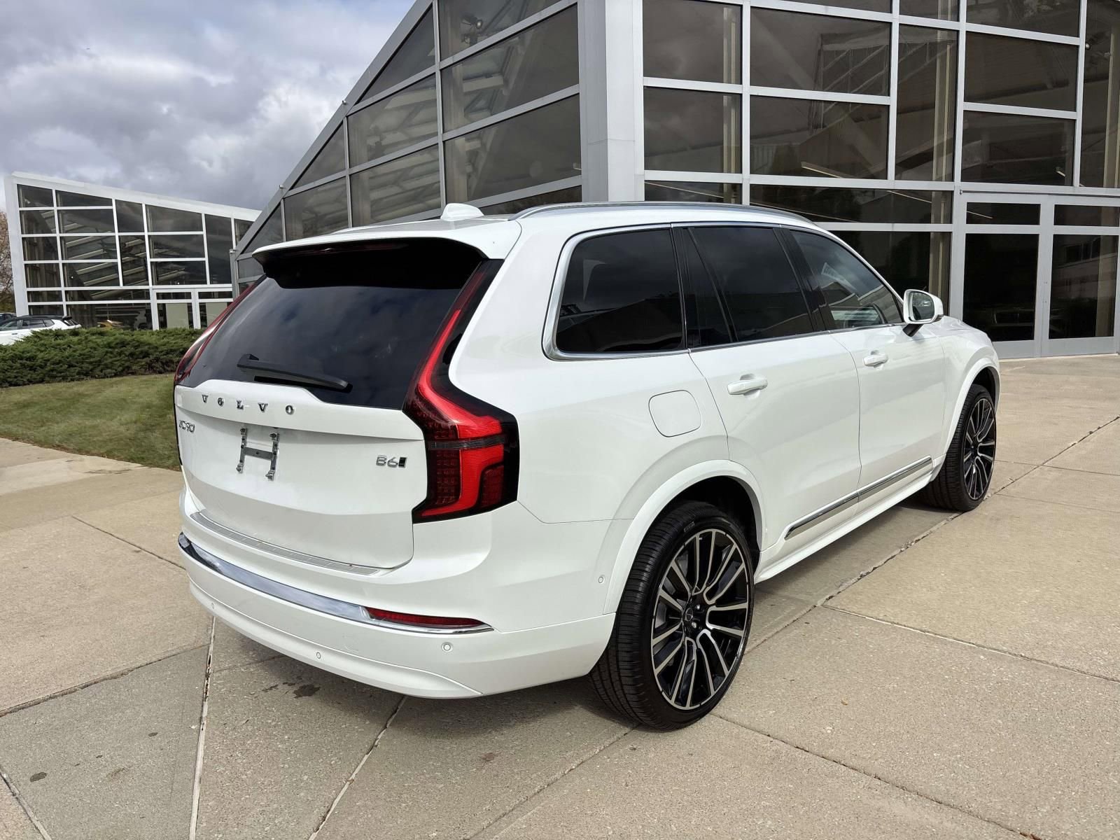 New 2026 Volvo XC90 B6 Plus w/ Protection Package Premier image 7