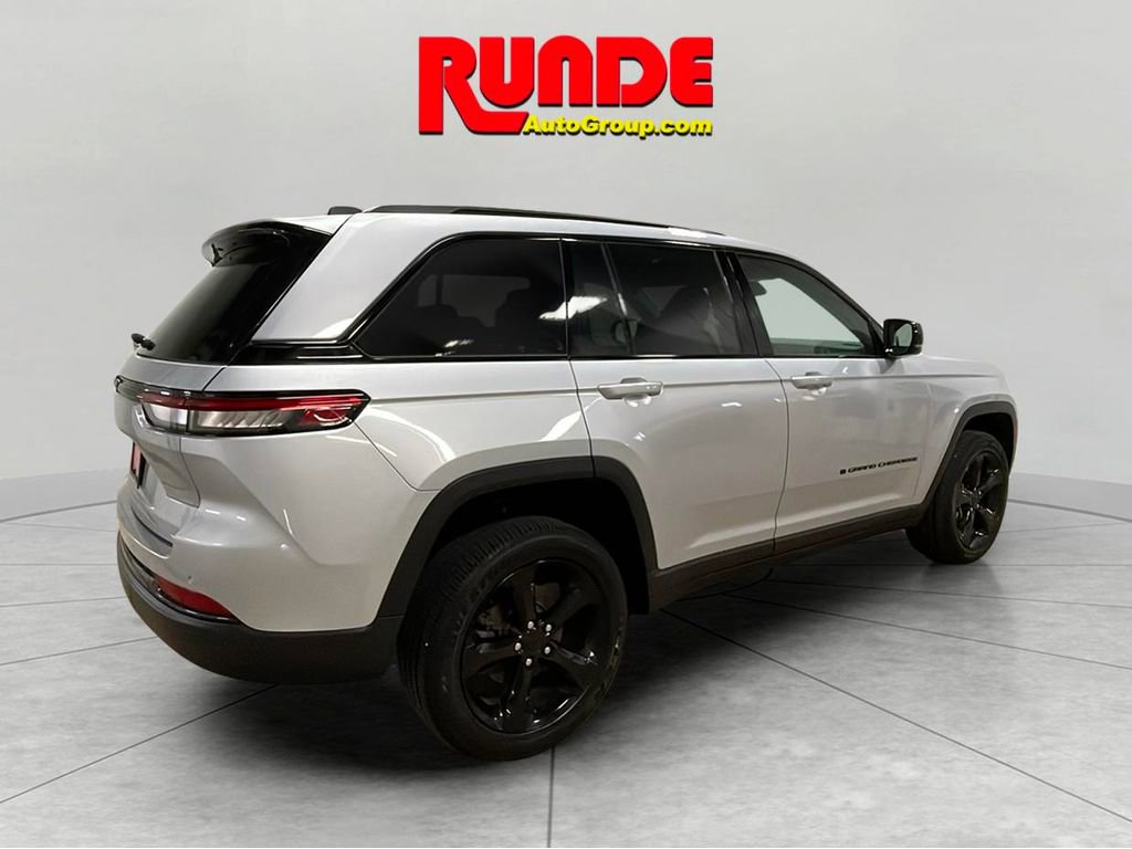 Used 2024 Jeep Grand Cherokee Altitude image 5