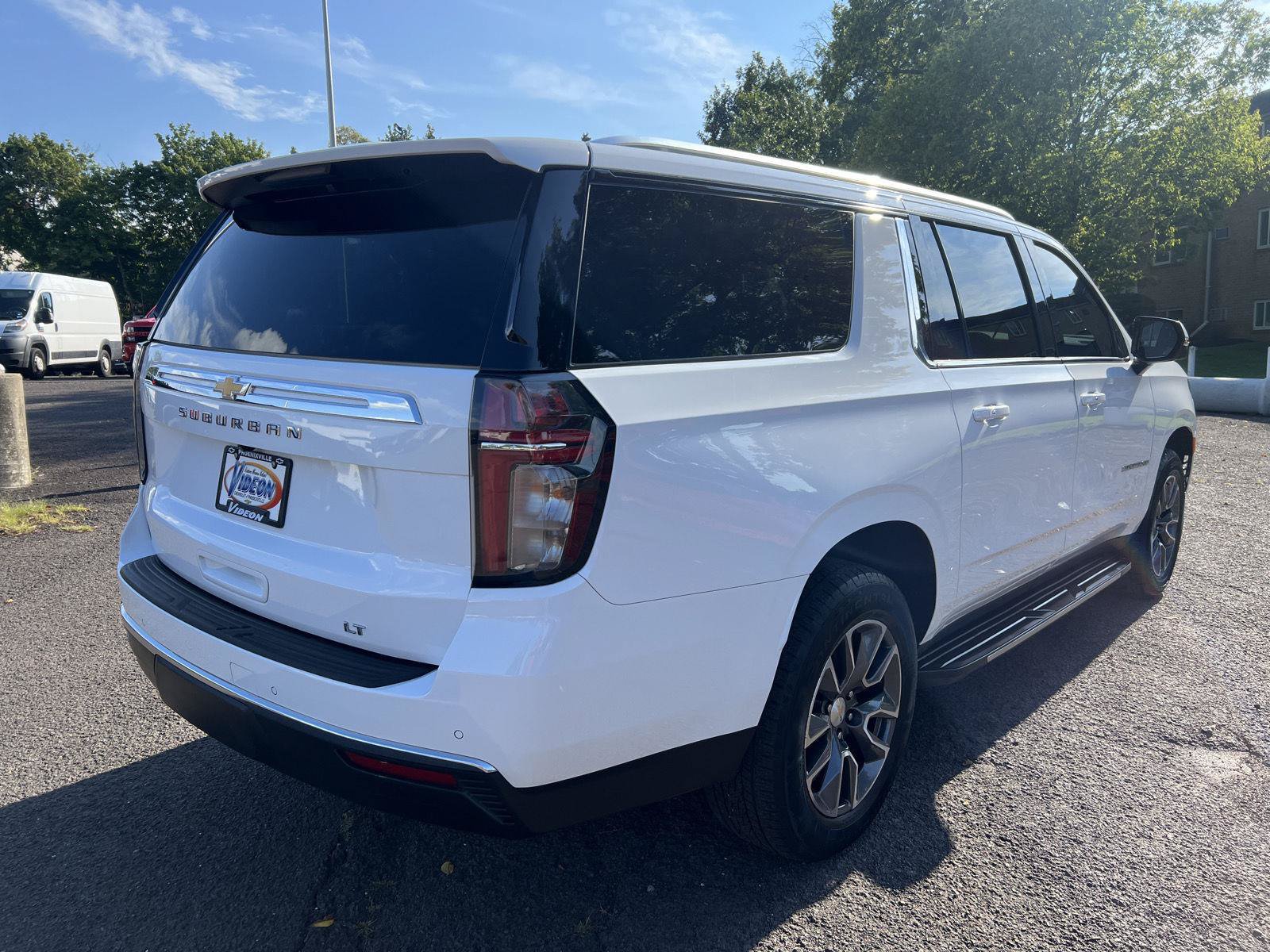 Used 2024 Chevrolet Suburban LT w/ Luxury Package AWD/4WD image 7