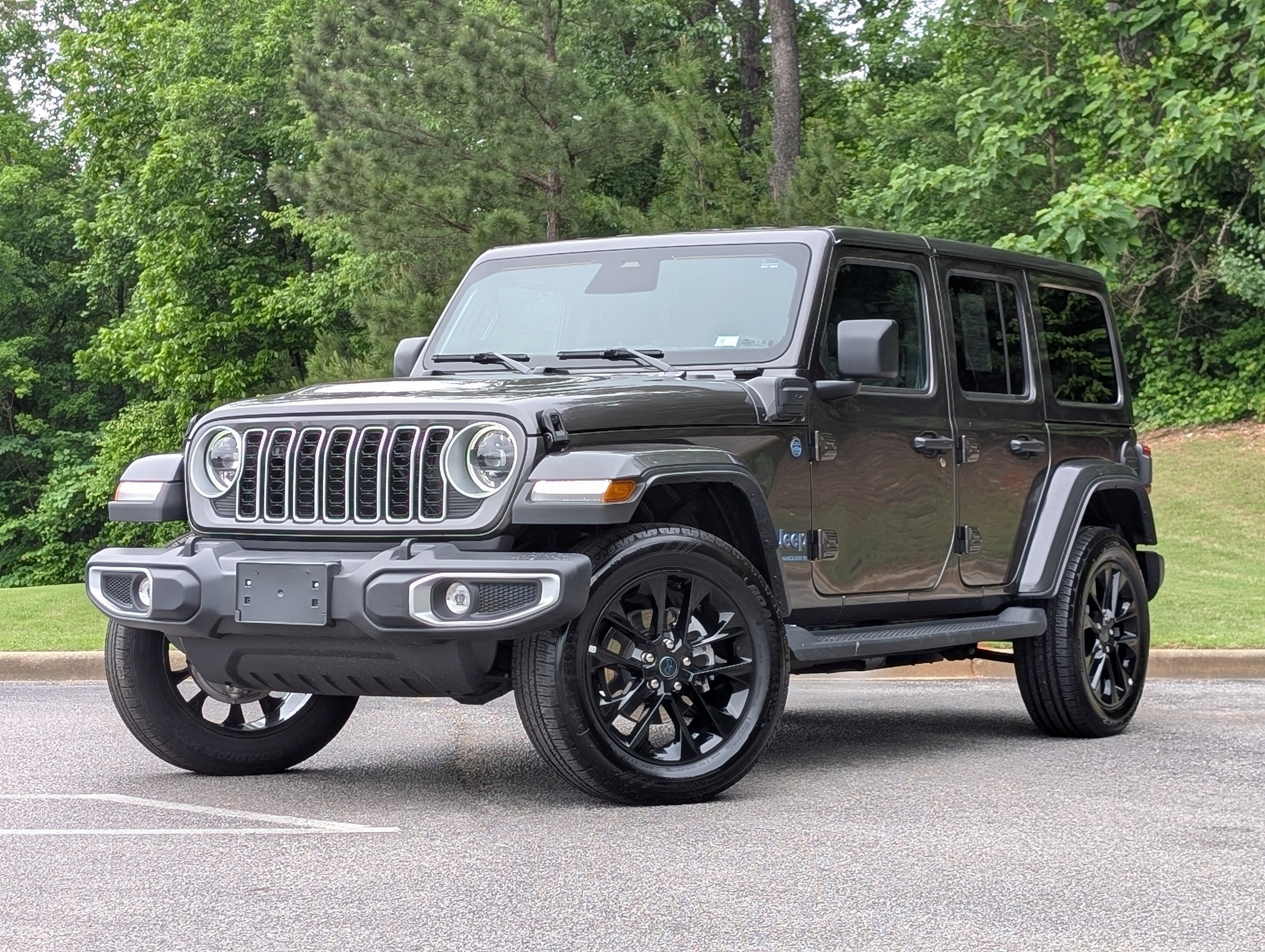 Used 2025 Jeep Wrangler Unlimited Sahara AWD/4WD image 4