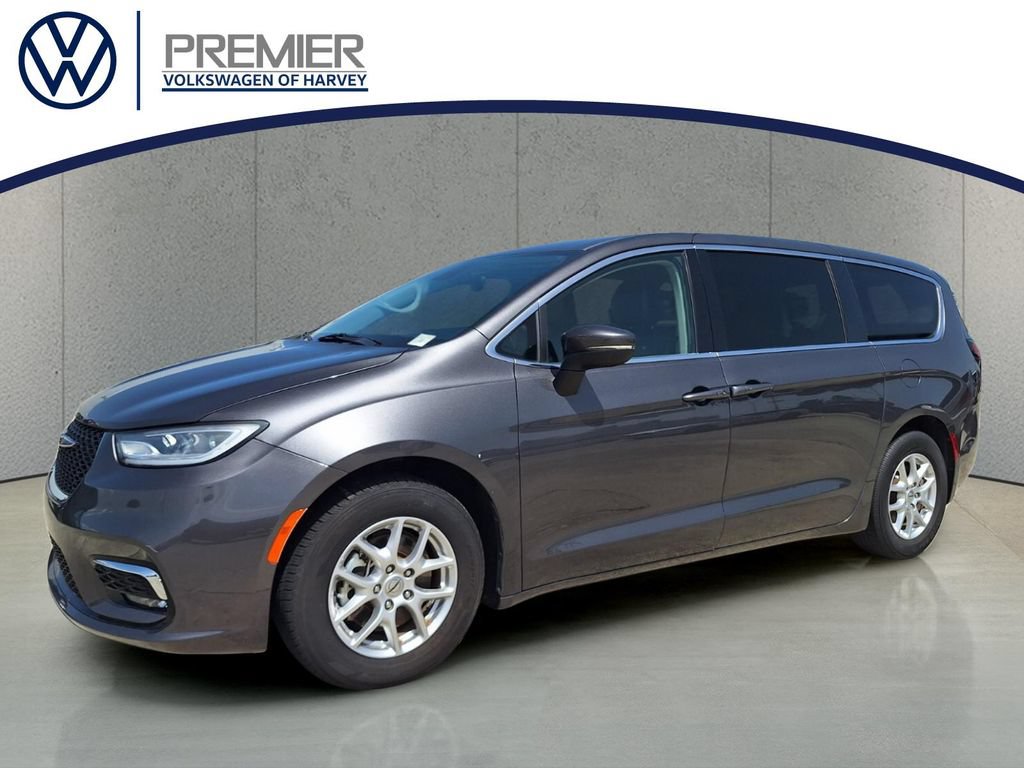 Used 2023 Chrysler Pacifica Touring-L FWD image 1