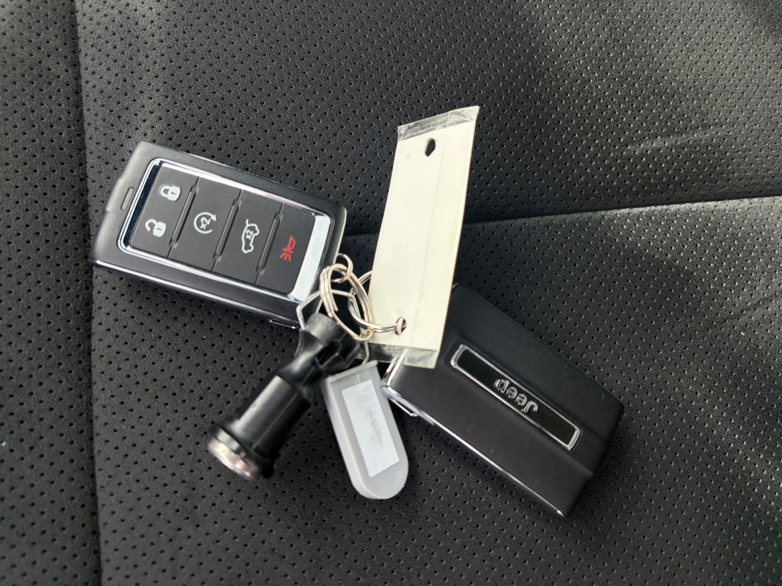 Used 2025 Jeep Grand Cherokee Altitude image 33