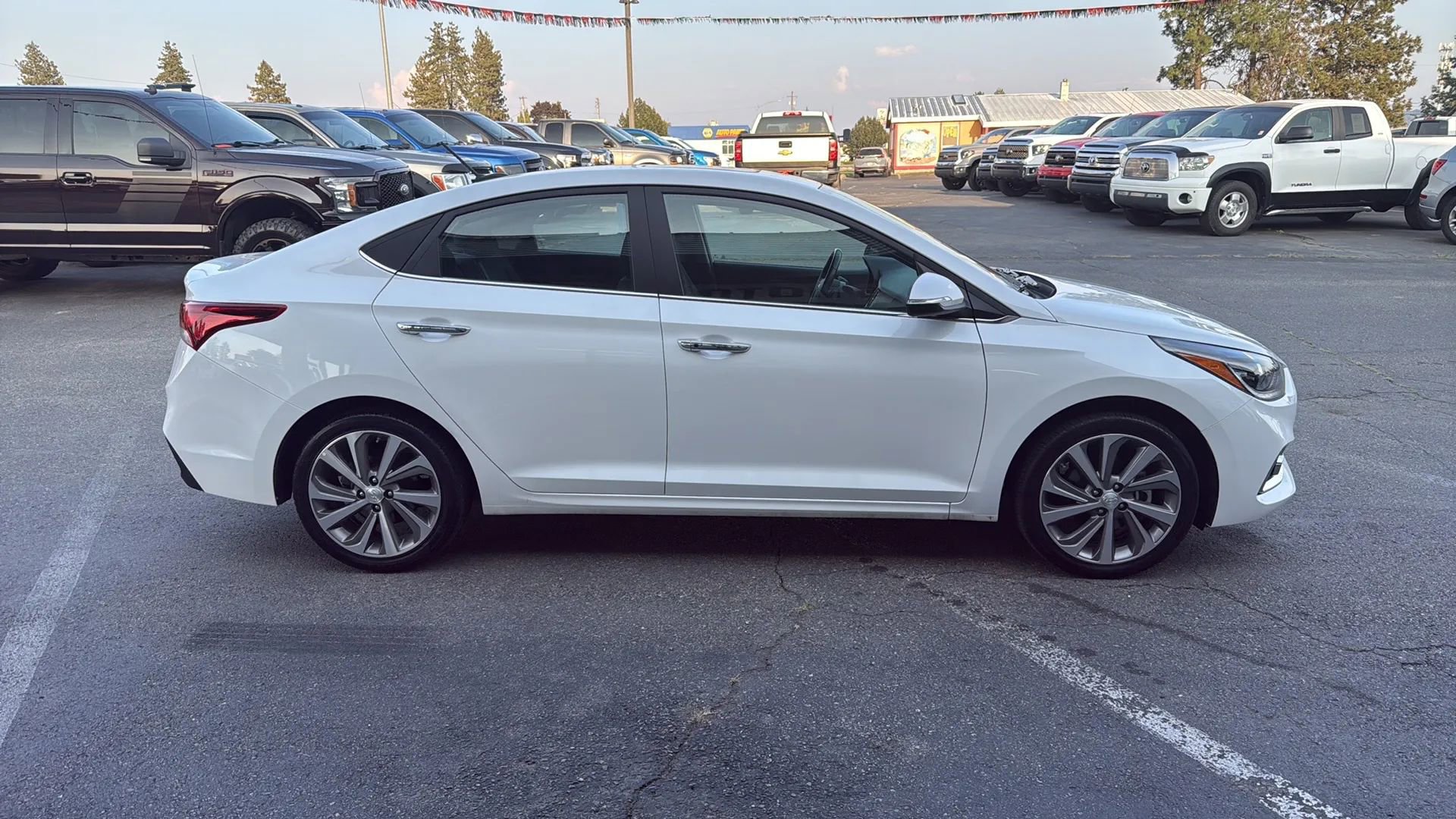 Used 2022 Hyundai Accent Limited image 3