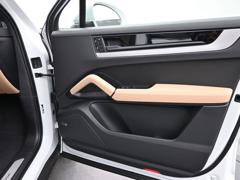 New 2025 Porsche Cayenne Coupe image 11