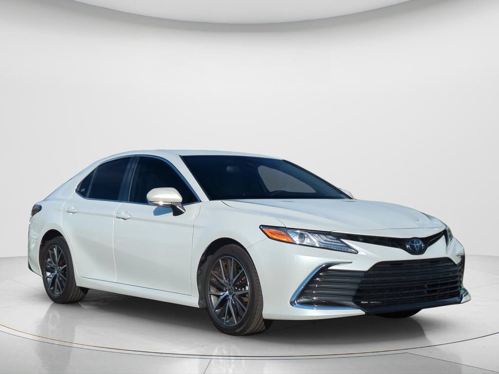 Used 2021 Toyota Camry XLE FWD image 3