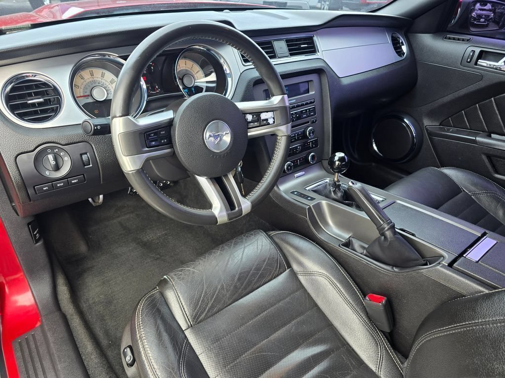 Used 2010 Ford Mustang Coupe RWD image 2