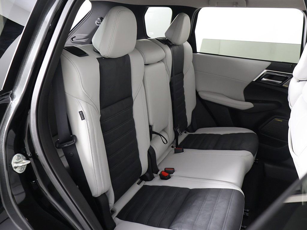 New 2025 Mitsubishi Outlander SE image 36