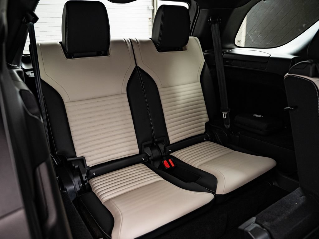 Used 2024 Land Rover Discovery Dynamic SE AWD/4WD image 47