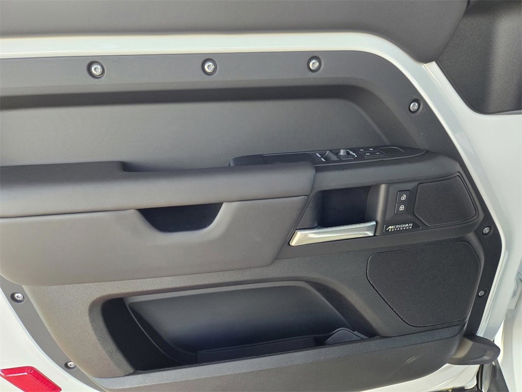 Used 2025 Land Rover Defender 90 X-Dynamic SE image 10