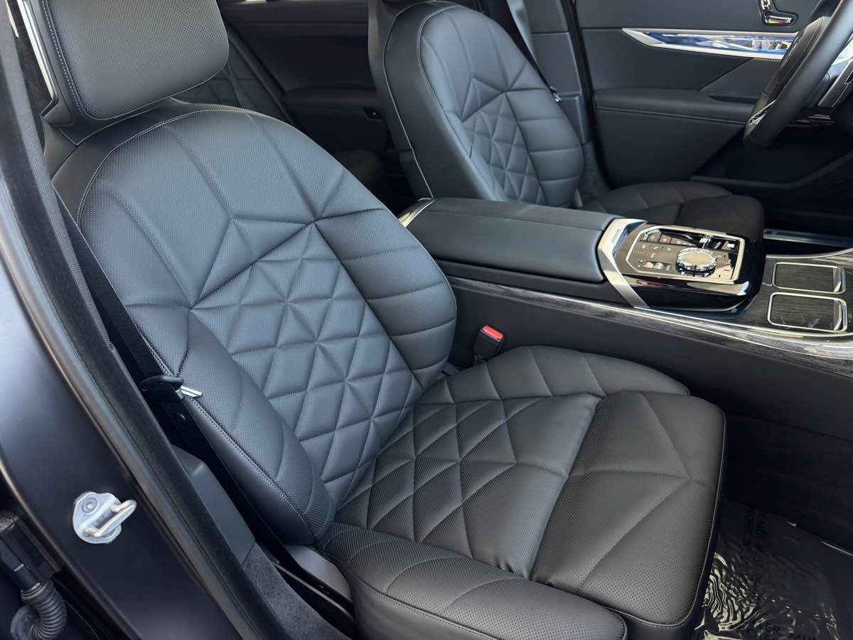 Used 2026 BMW 740i w/ Premium Package RWD image 22