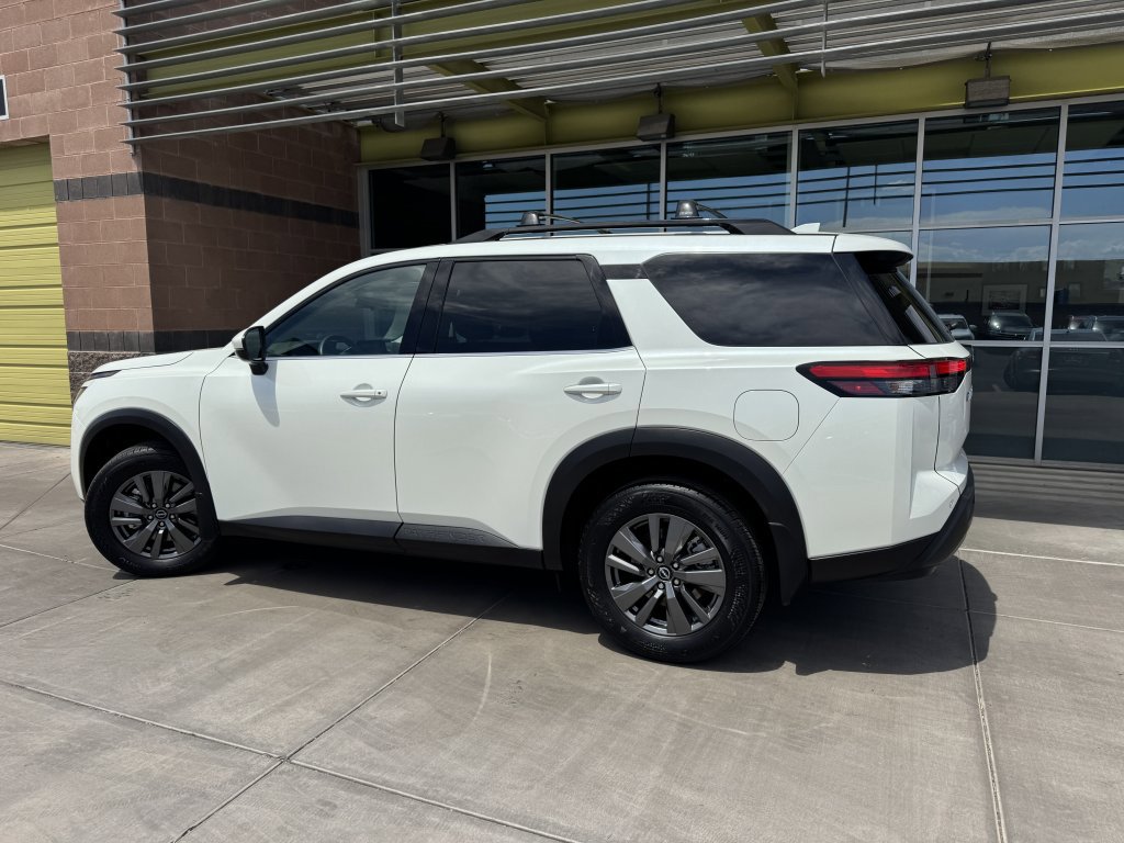 Used 2024 Nissan Pathfinder SV w/ Lighting Package (N92) FWD image 5
