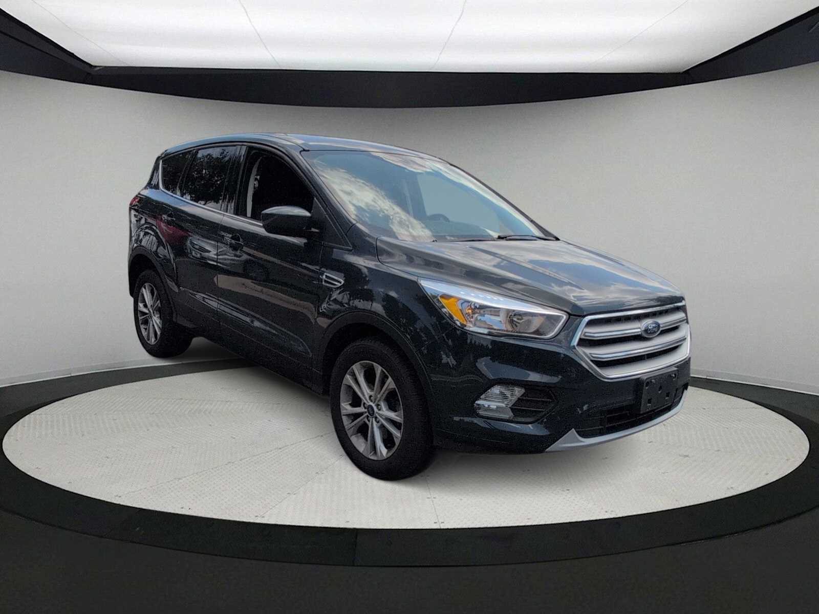Used 2019 Ford Escape SE FWD image 2