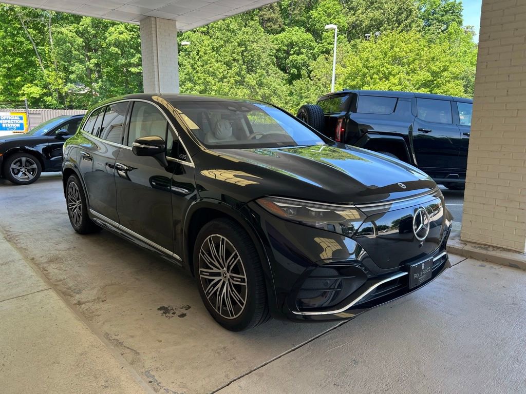 Used 2023 Mercedes-Benz EQS 580 4MATIC SUV w/ Exclusive Trim Package image 3