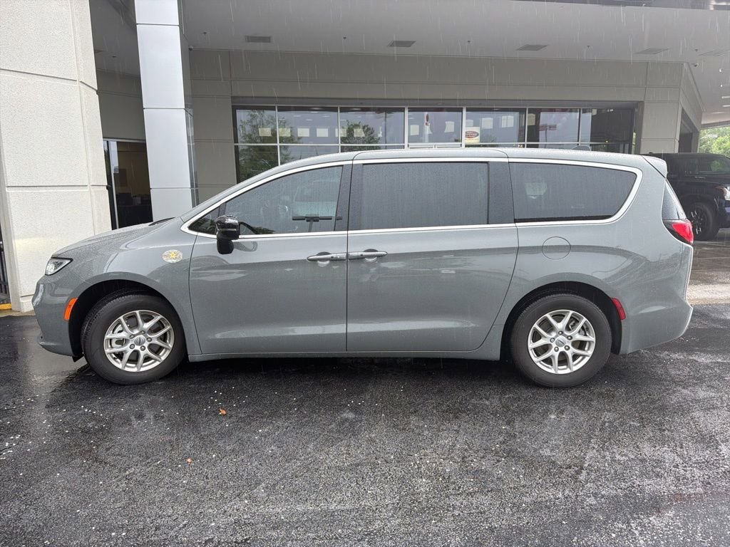 Used 2025 Chrysler Pacifica Select FWD image 5