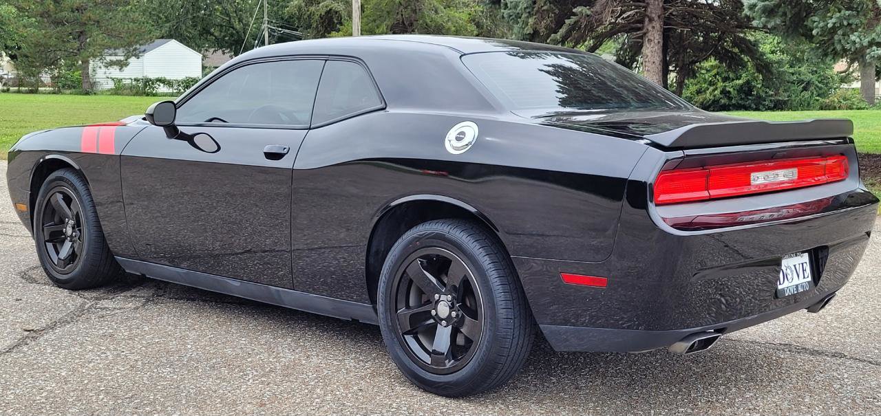 Used 2014 Dodge Challenger SXT image 4
