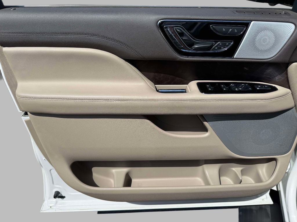 Used 2023 Lincoln Navigator Reserve AWD/4WD image 21