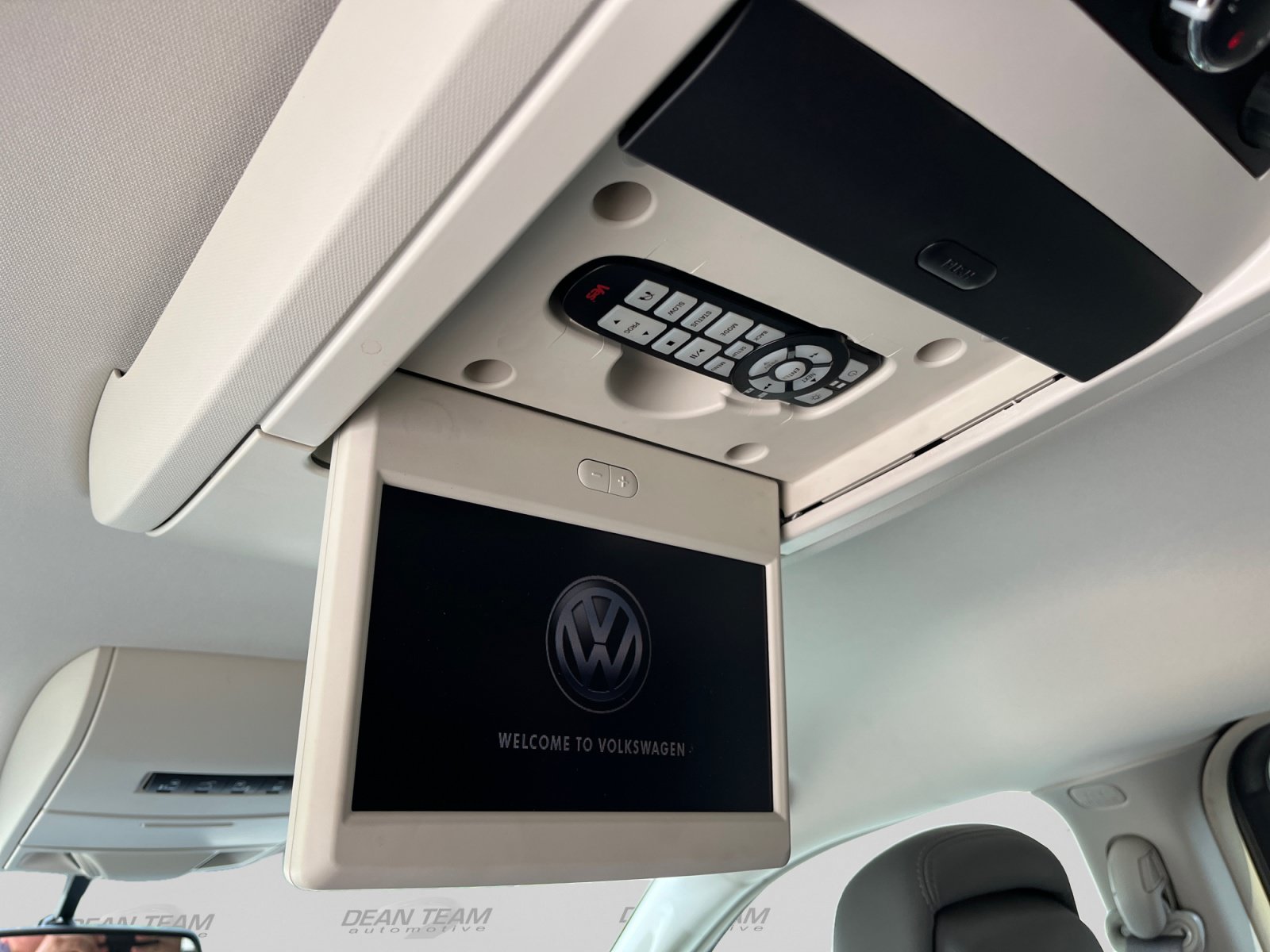 Used 2010 Volkswagen Routan SE FWD image 16
