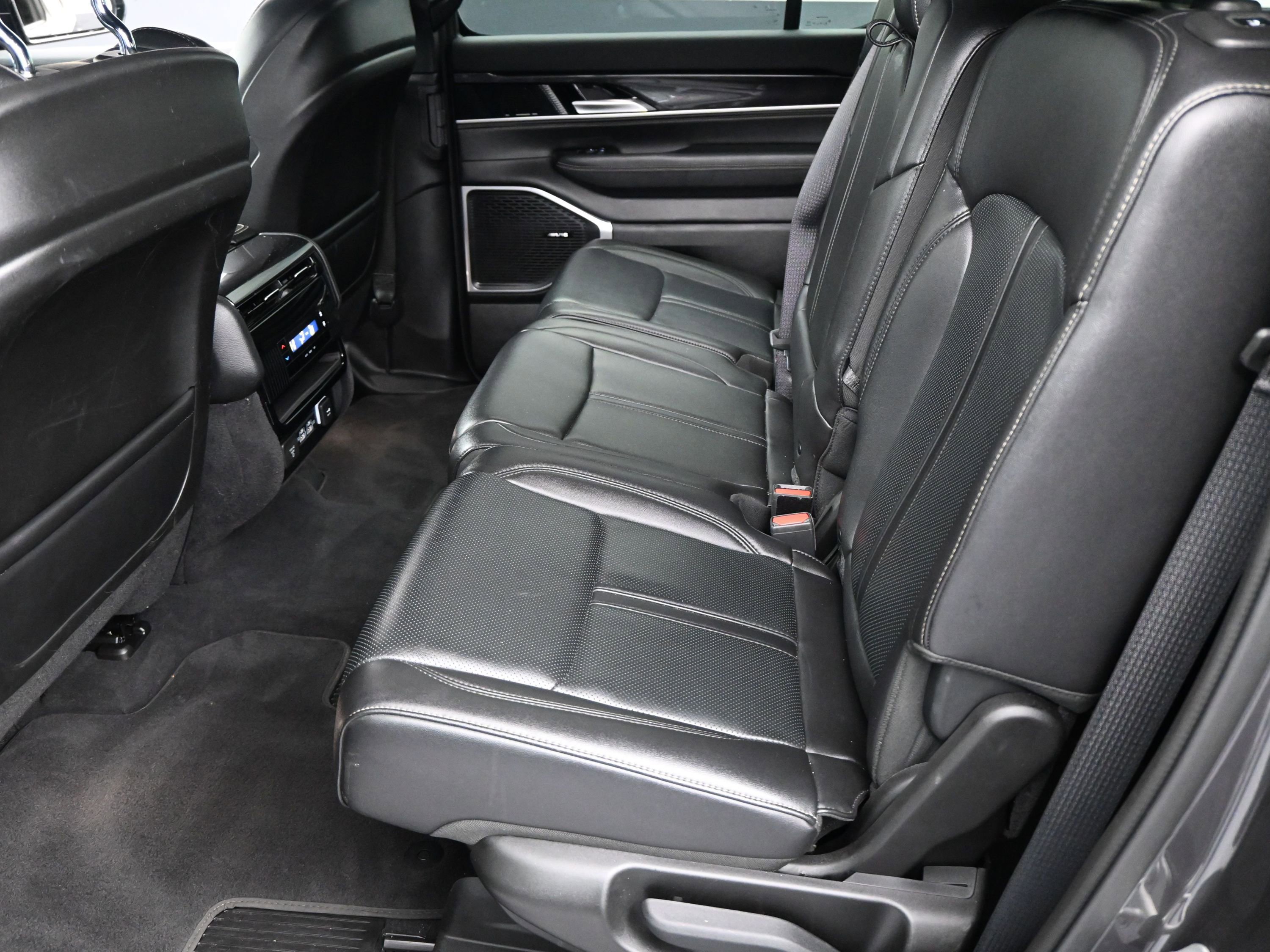 Used 2024 Jeep Wagoneer 2WD image 6