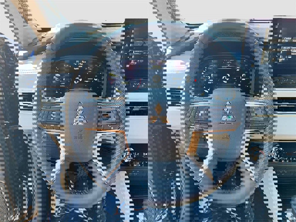 New 2025 Mitsubishi Outlander SE image 11