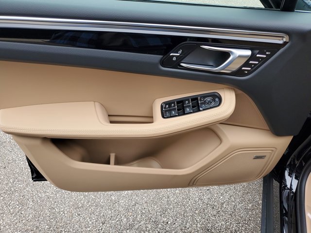 Used 2025 Porsche Macan image 26