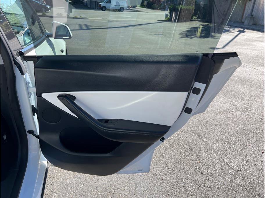 Used 2020 Tesla Model Y Long Range image 17