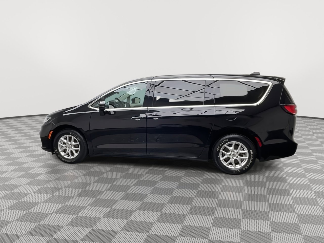 Used 2024 Chrysler Pacifica Touring-L FWD image 35