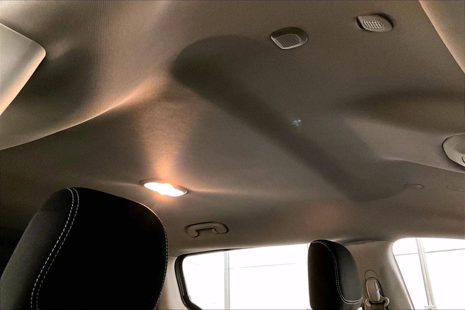 Used 2020 Chrysler Voyager L image 21