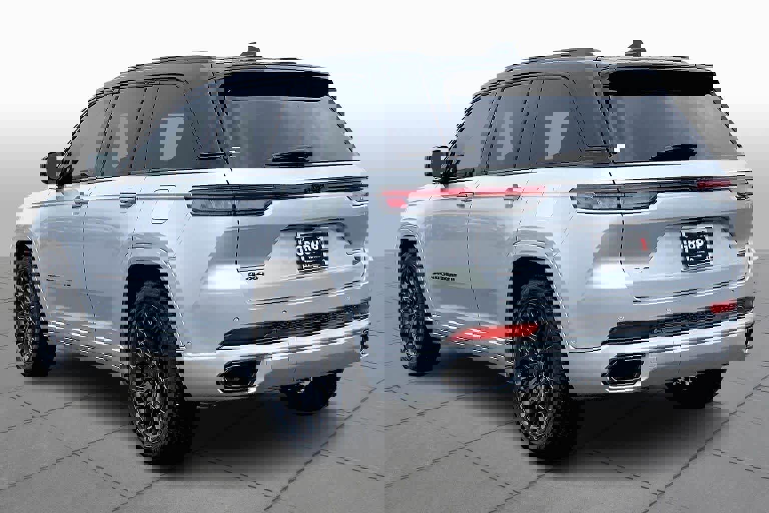 Used 2025 Jeep Grand Cherokee Summit w/ Obsidian Package image 12