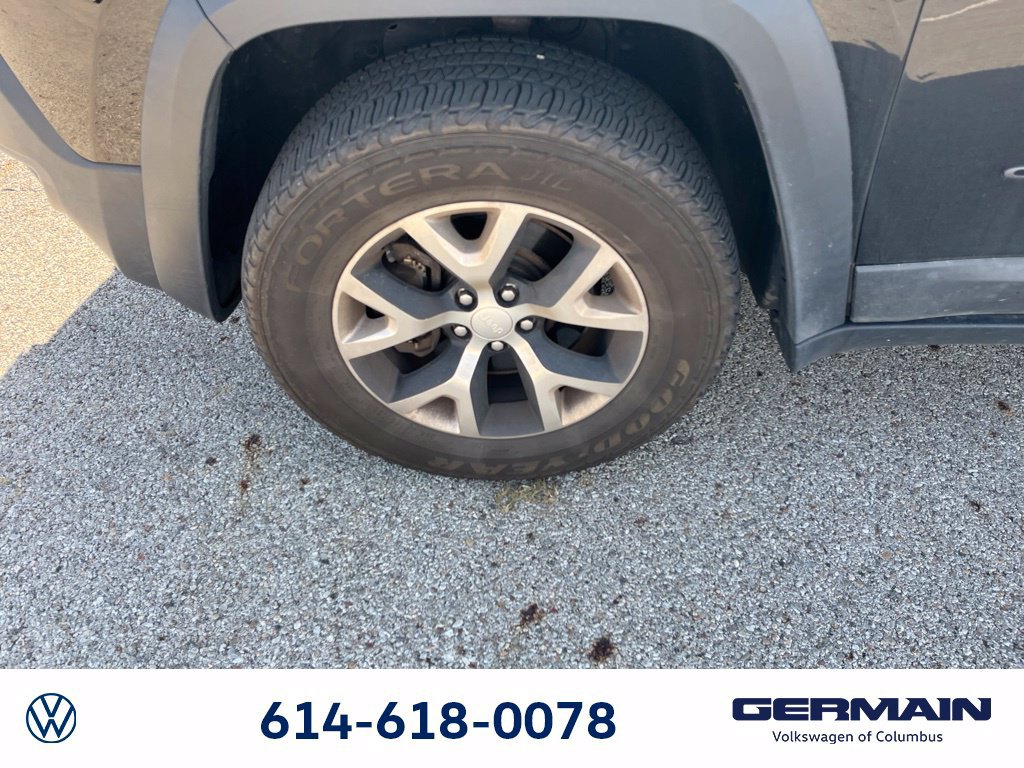 Used 2018 Jeep Cherokee Trailhawk w/ Cold Weather Group AWD/4WD image 12