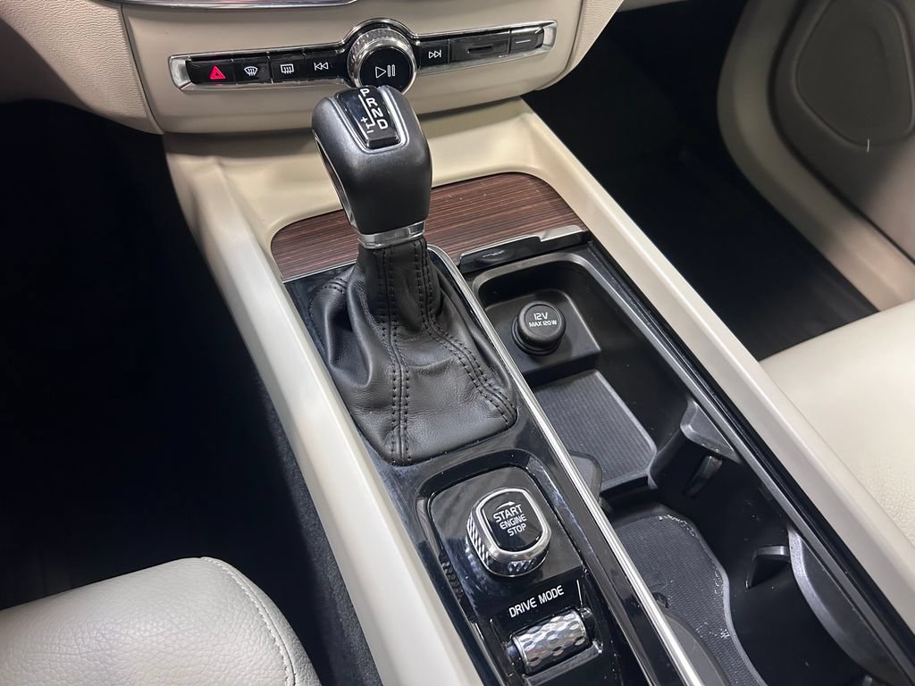 Used 2021 Volvo XC60 T5 Momentum w/ Climate Package FWD image 16