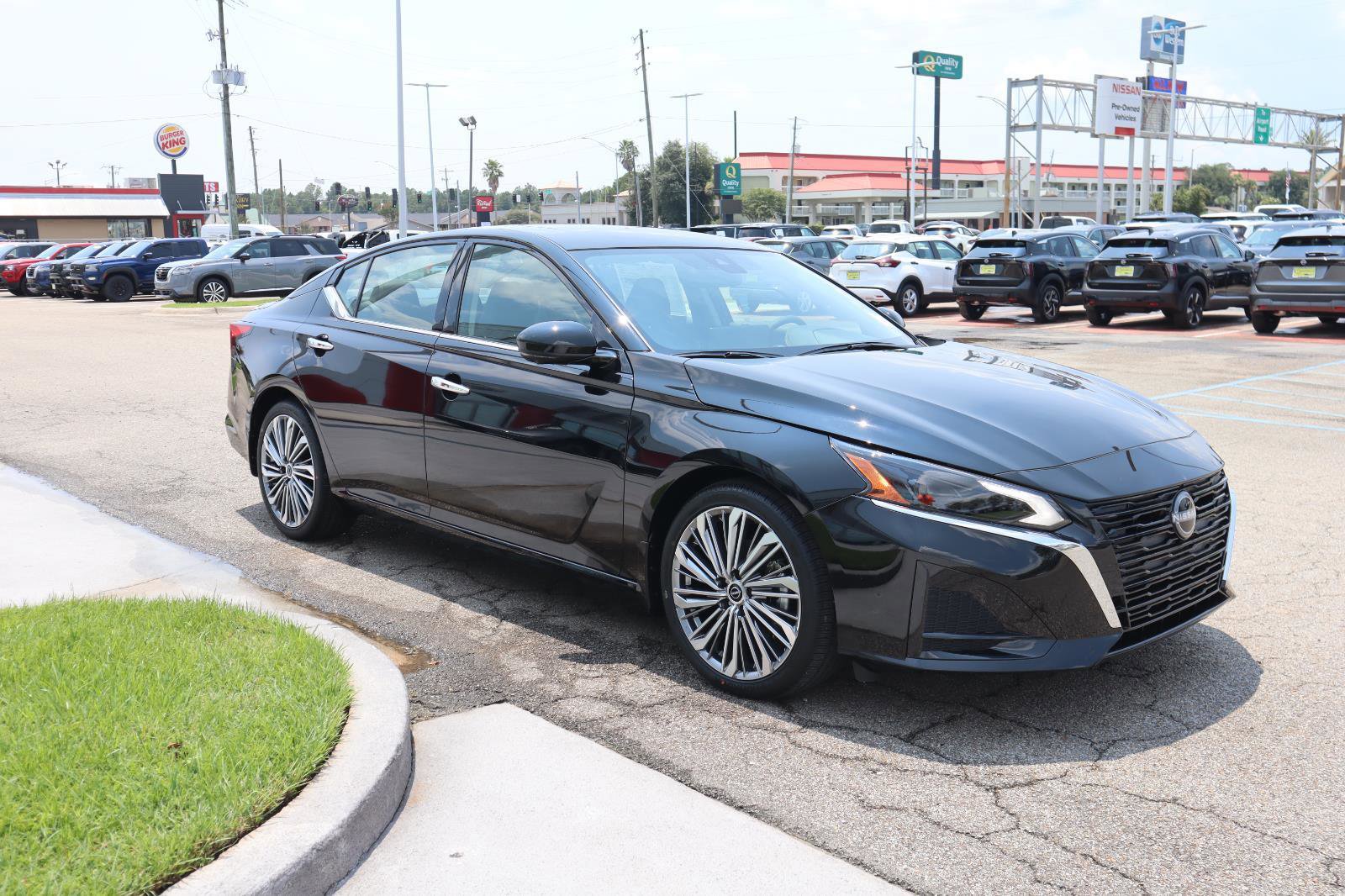 Used 2025 Nissan Altima 2.5 SL FWD image 13