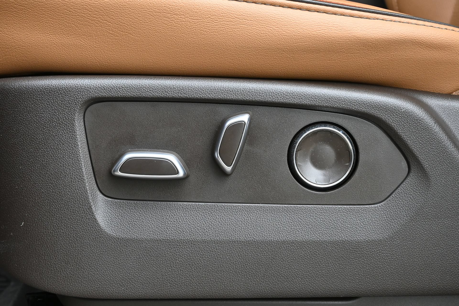 Certified 2025 Cadillac Escalade Premium Luxury AWD/4WD image 15
