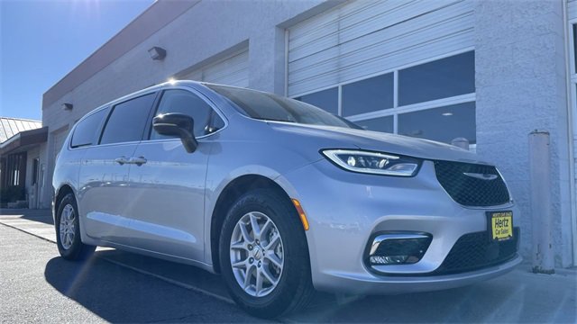 Used 2024 Chrysler Pacifica Touring-L image 10