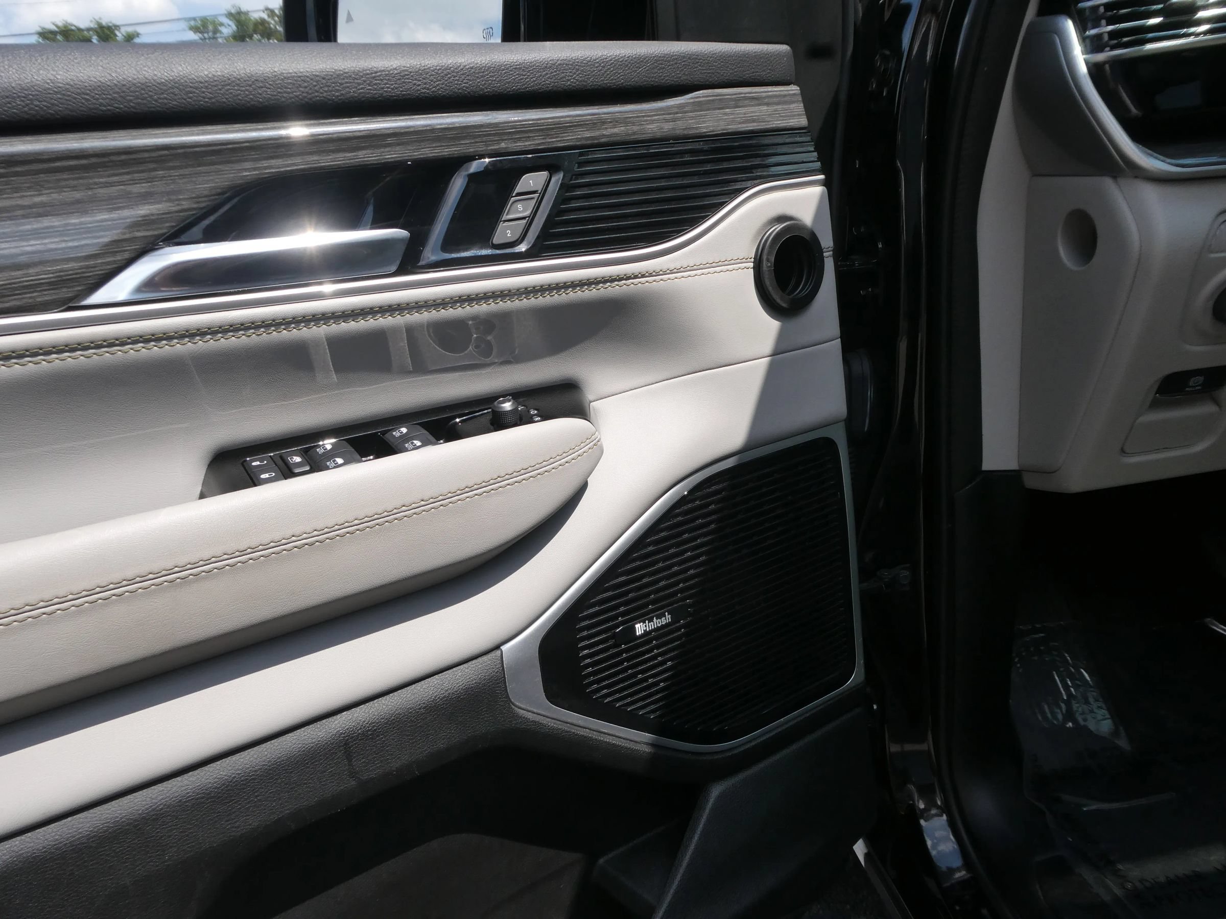Used 2022 Jeep Wagoneer Series III w/ Premium Group I AWD/4WD image 16