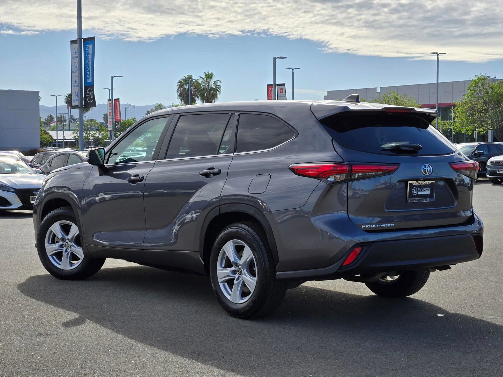 Used 2023 Toyota Highlander L FWD image 5