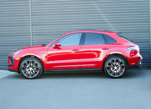 Certified 2025 Porsche Macan image 2