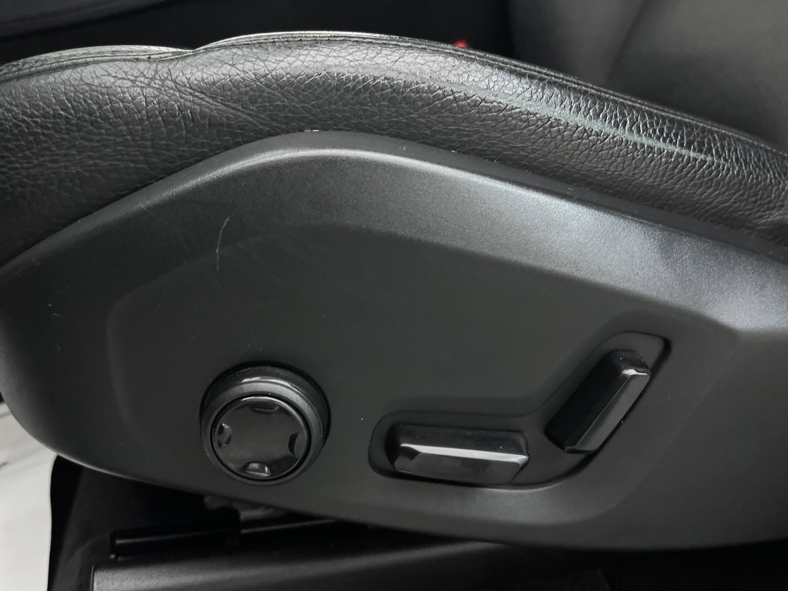 Used 2016 Volvo XC90 T6 Momentum w/ Vision Package image 15