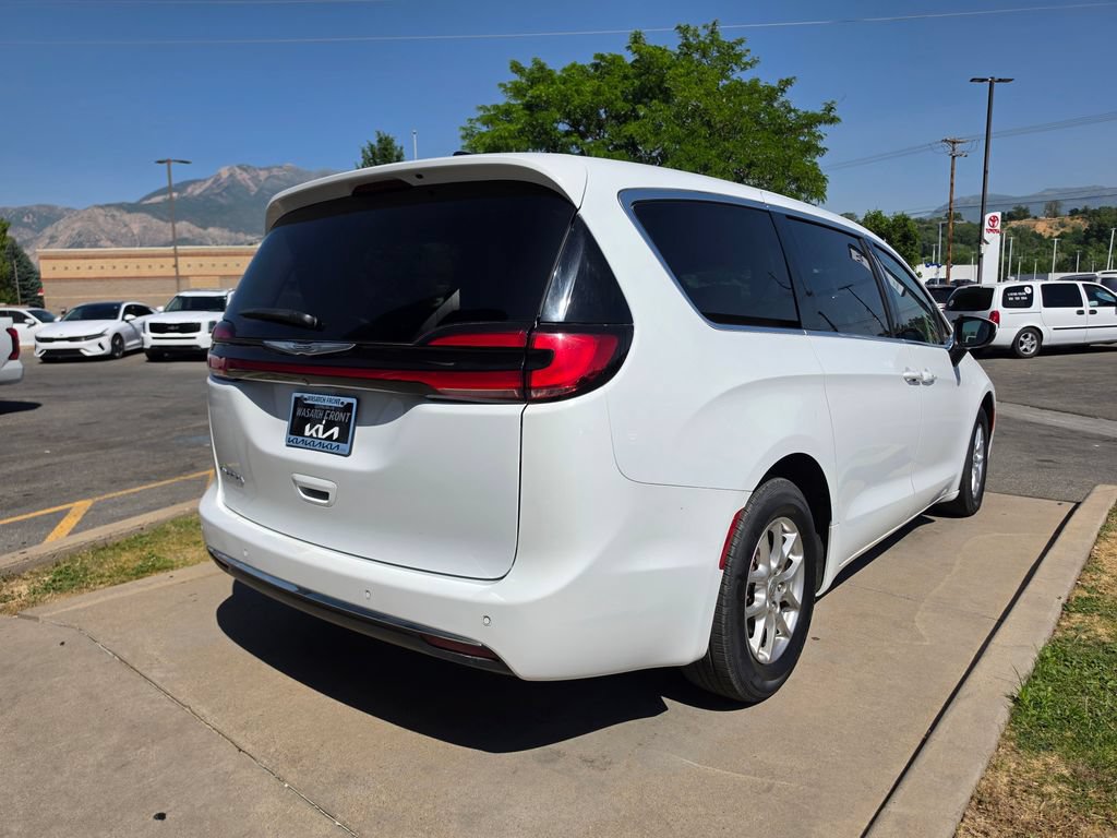 Used 2023 Chrysler Pacifica Touring-L FWD image 5